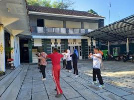 Tingkatkan Kebugaran dan Kebersamaan, Pamong Kalurahan Karangwuni Laksanakan Senam Pagi Jumat